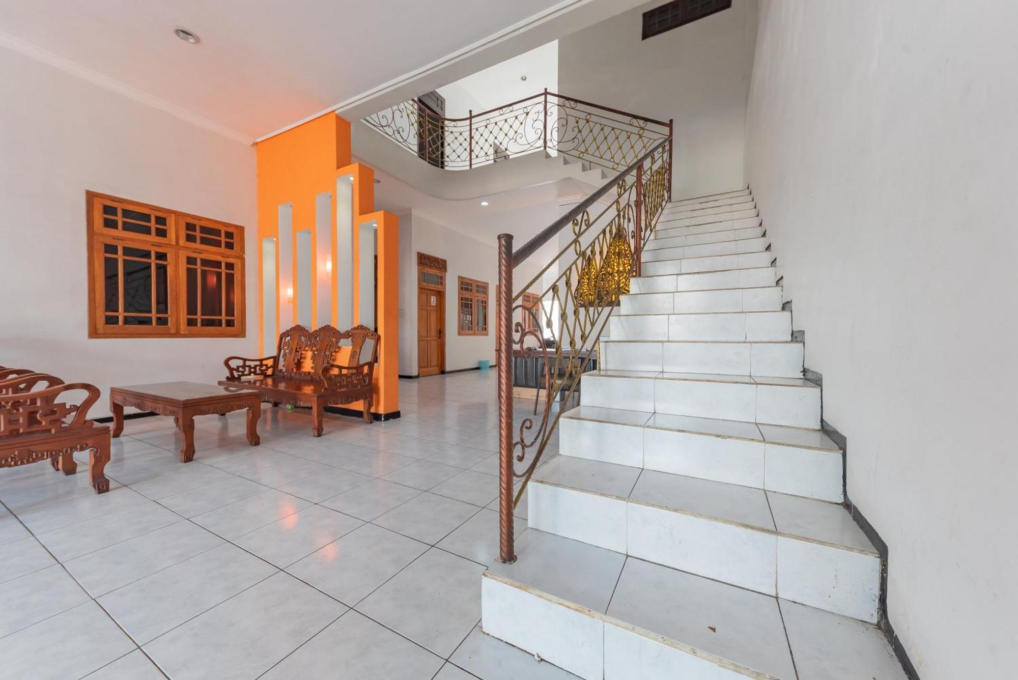 Reddoorz At Ciliwung Guest House Syariah Маланг Экстерьер фото